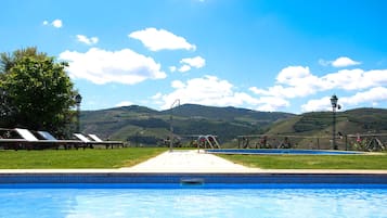 Piscine extérieure, parasols de plage, chaises longues