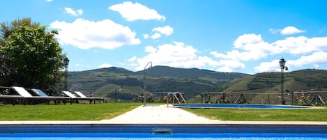 Piscina all'aperto, ombrelloni da piscina, lettini