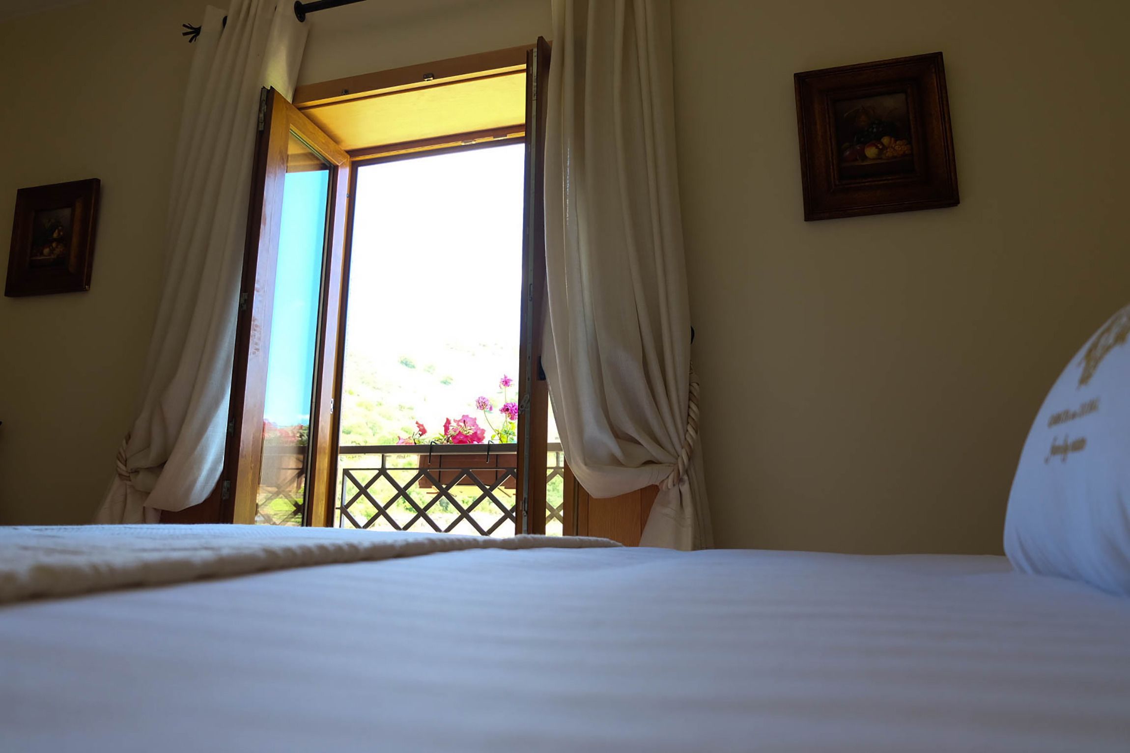 double room, 1 queen bed, mountain view | minibar, in-room safe, desk, soundproofing