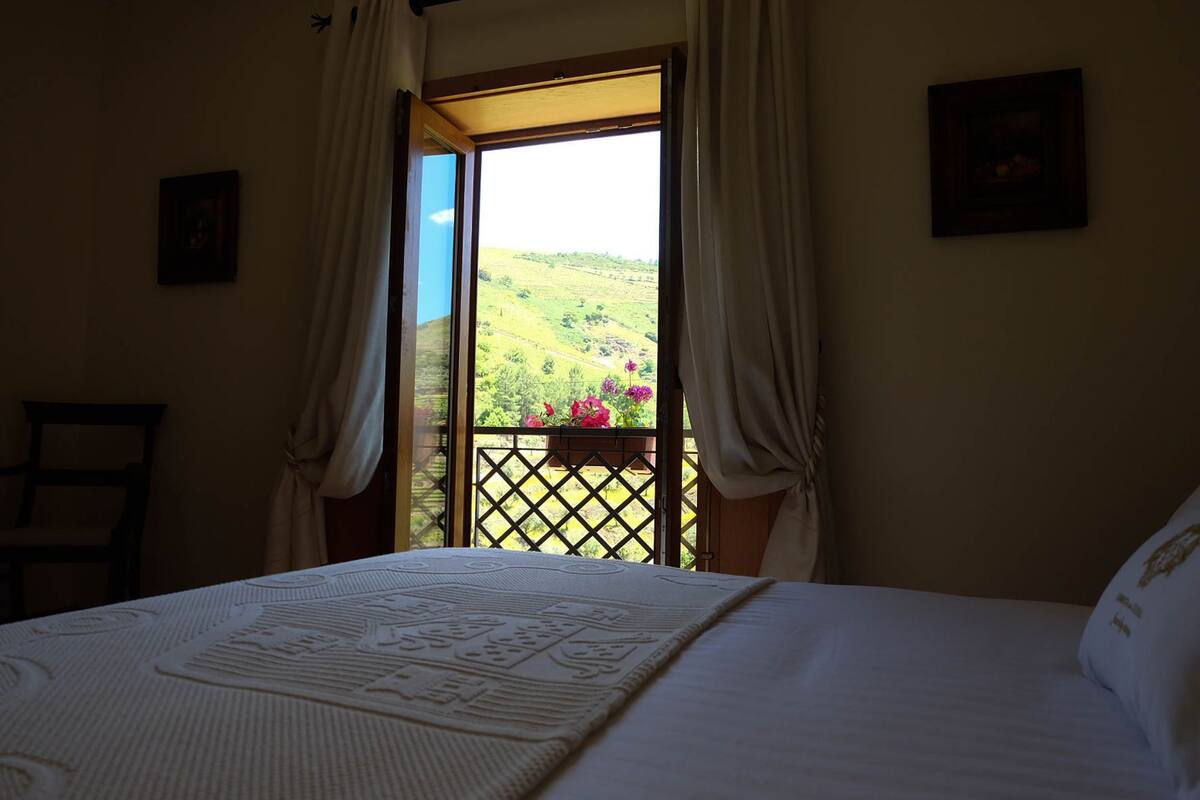 double room, 1 queen bed, mountain view | minibar, in-room safe, desk, soundproofing