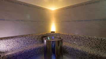 Sauna, hot tub, steam room, 2 treatment rooms, massages
