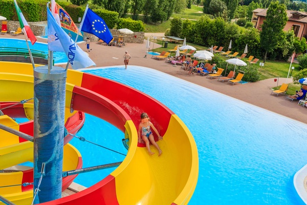 Seasonal outdoor pool, pool umbrellas, sun loungers