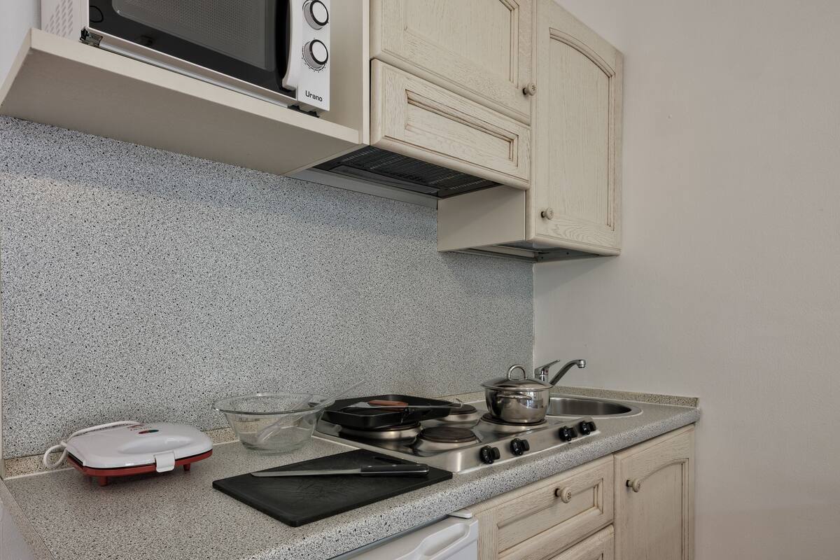 studio | private kitchenette | fridge, microwave, stovetop, toaster