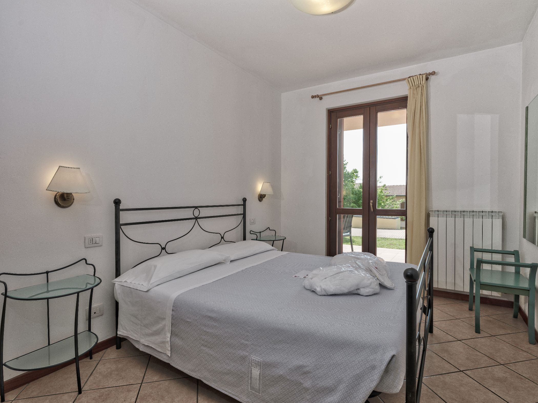 In-room safe, bed sheets