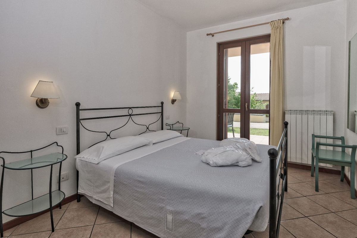 In-room safe, bed sheets