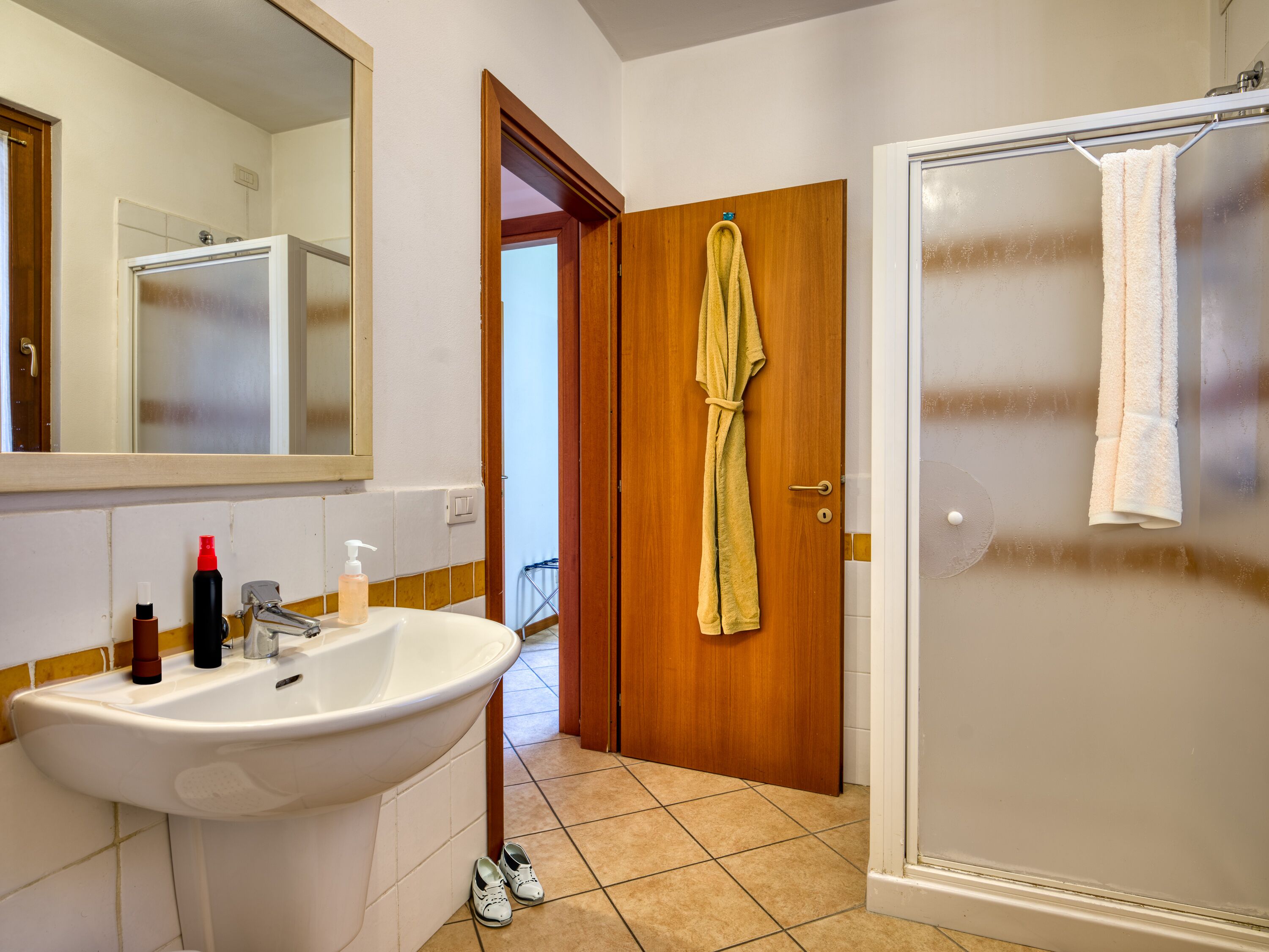 shower, bidet, towels