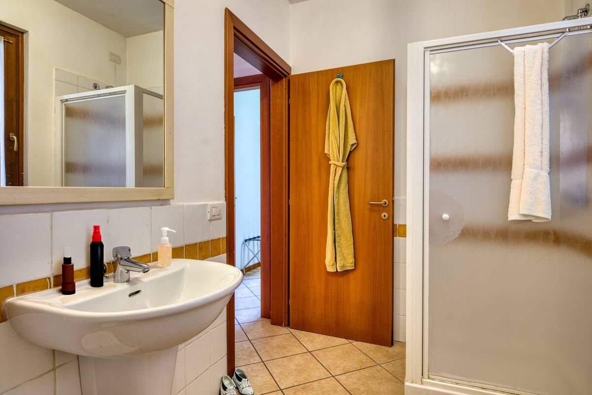 shower, bidet, towels