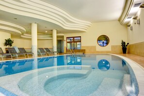 Seasonal outdoor pool, pool umbrellas, sun loungers - Golf Residence (Castelnuovo del Garda)