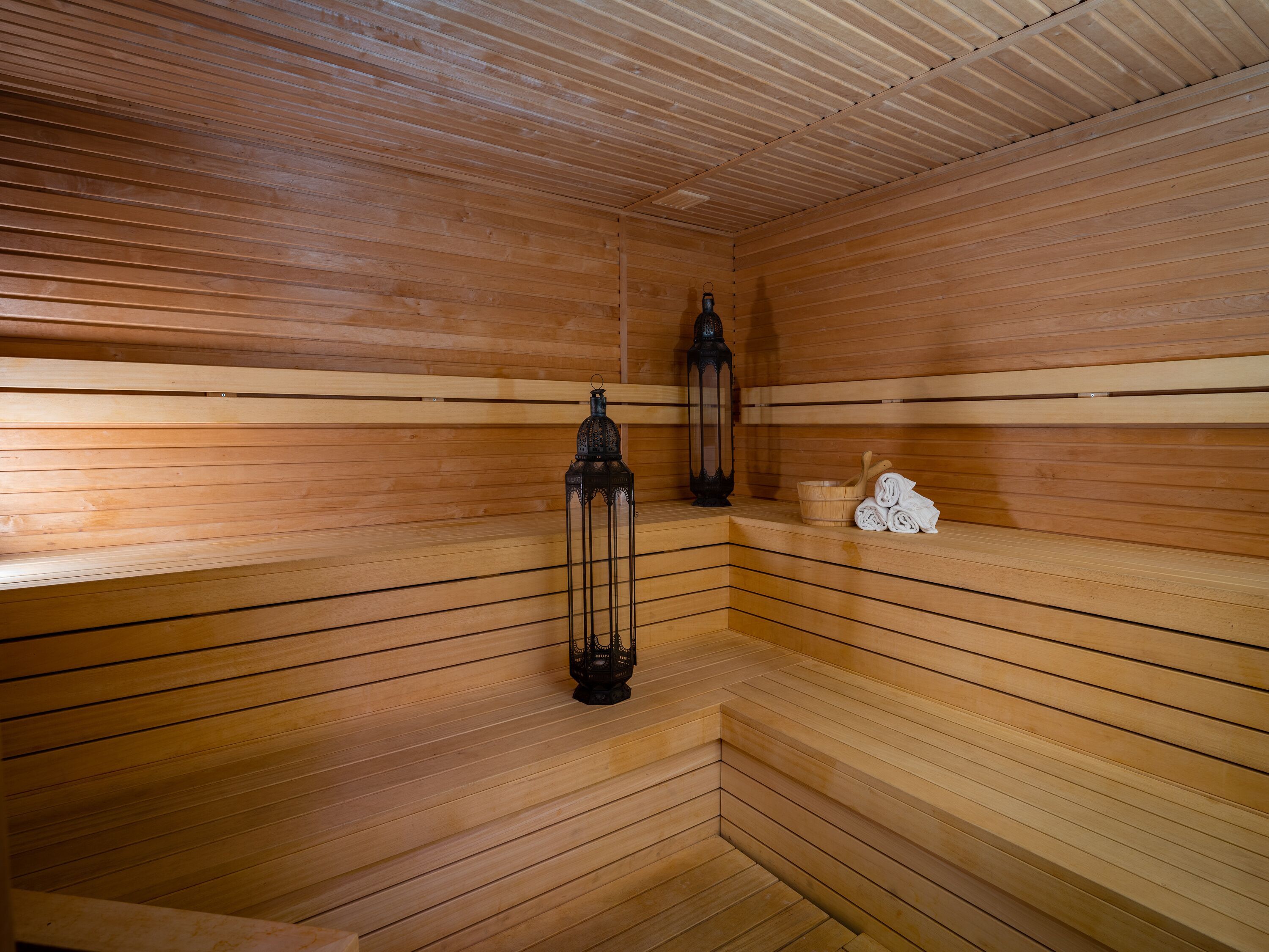 sauna, hot tub, steam room, 2 treatment rooms, massages