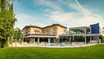 Innenpool, Außenpool, Liegestühle