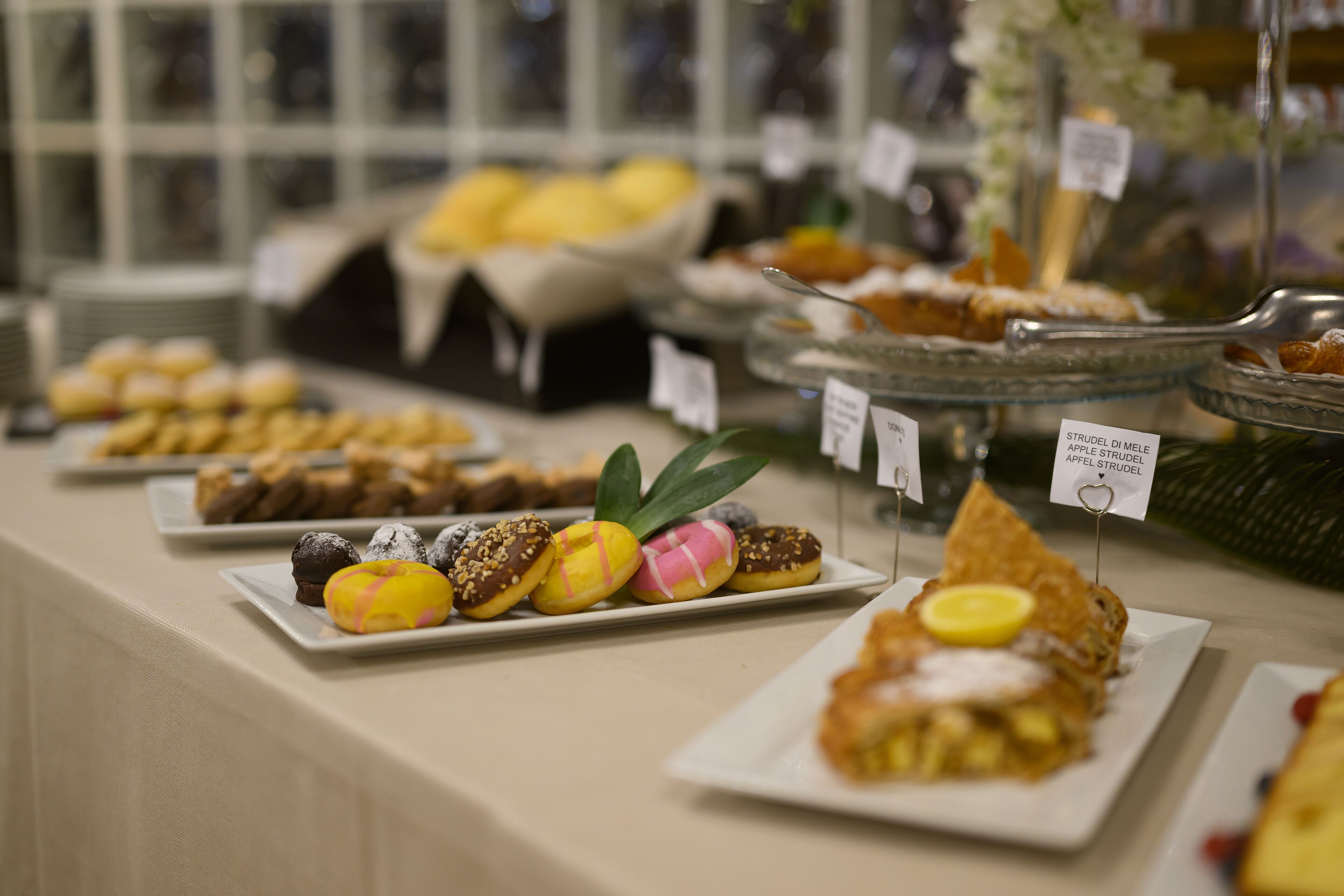 Une table de buffet proposant une variété de pâtisseries et de desserts.