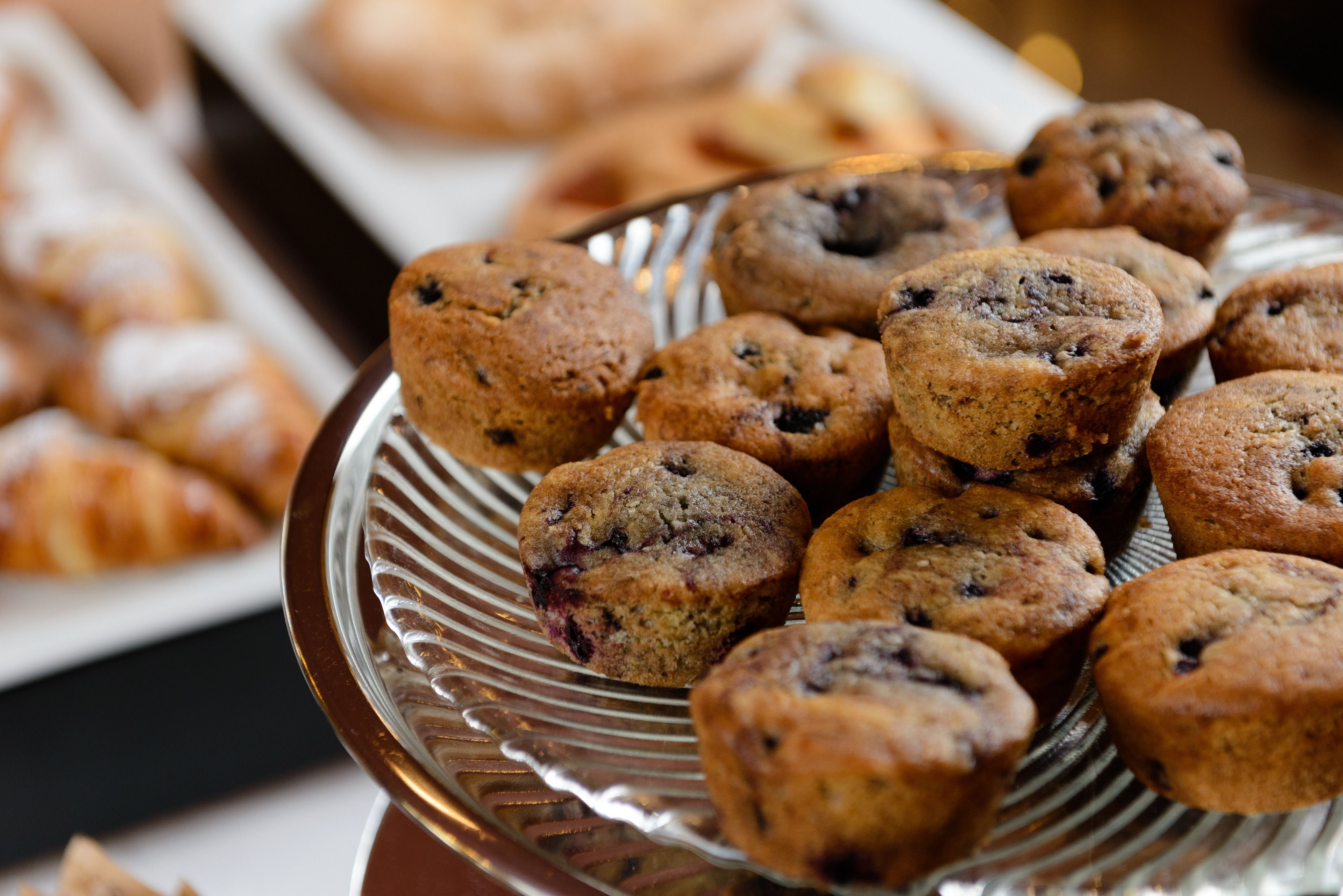 Un plato de muffins sobre una bandeja de vidrio.
