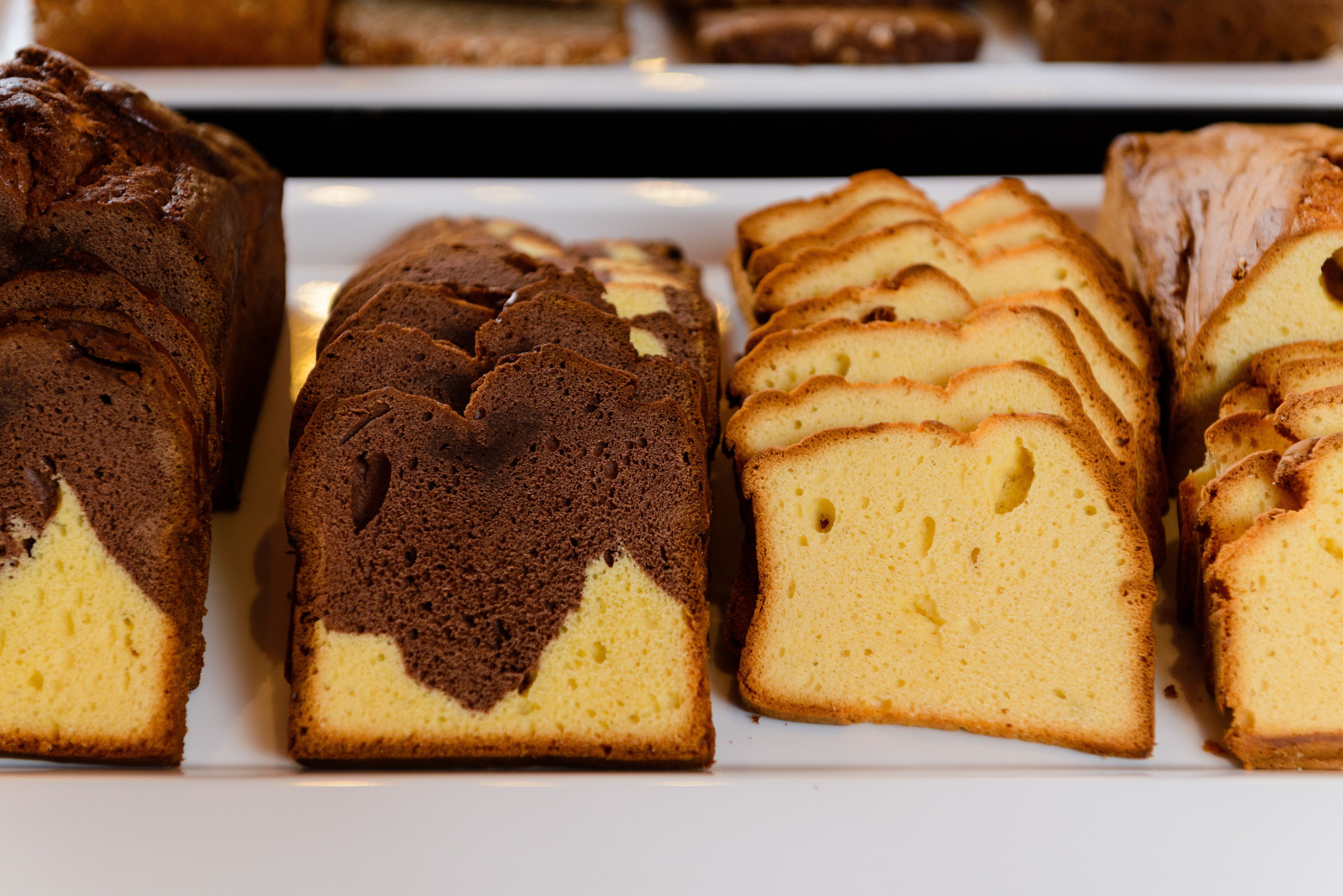 Una variedad de pasteles sobre una bandeja blanca.