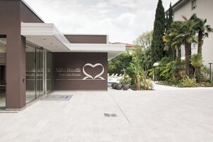 Un edificio moderno con un cartel que dice "Villa Nicoli Romantic Resort".