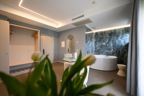 Suite de lujo, hidromasaje | Sábanas italianas Frette, ropa de cama de alta calidad y edredón