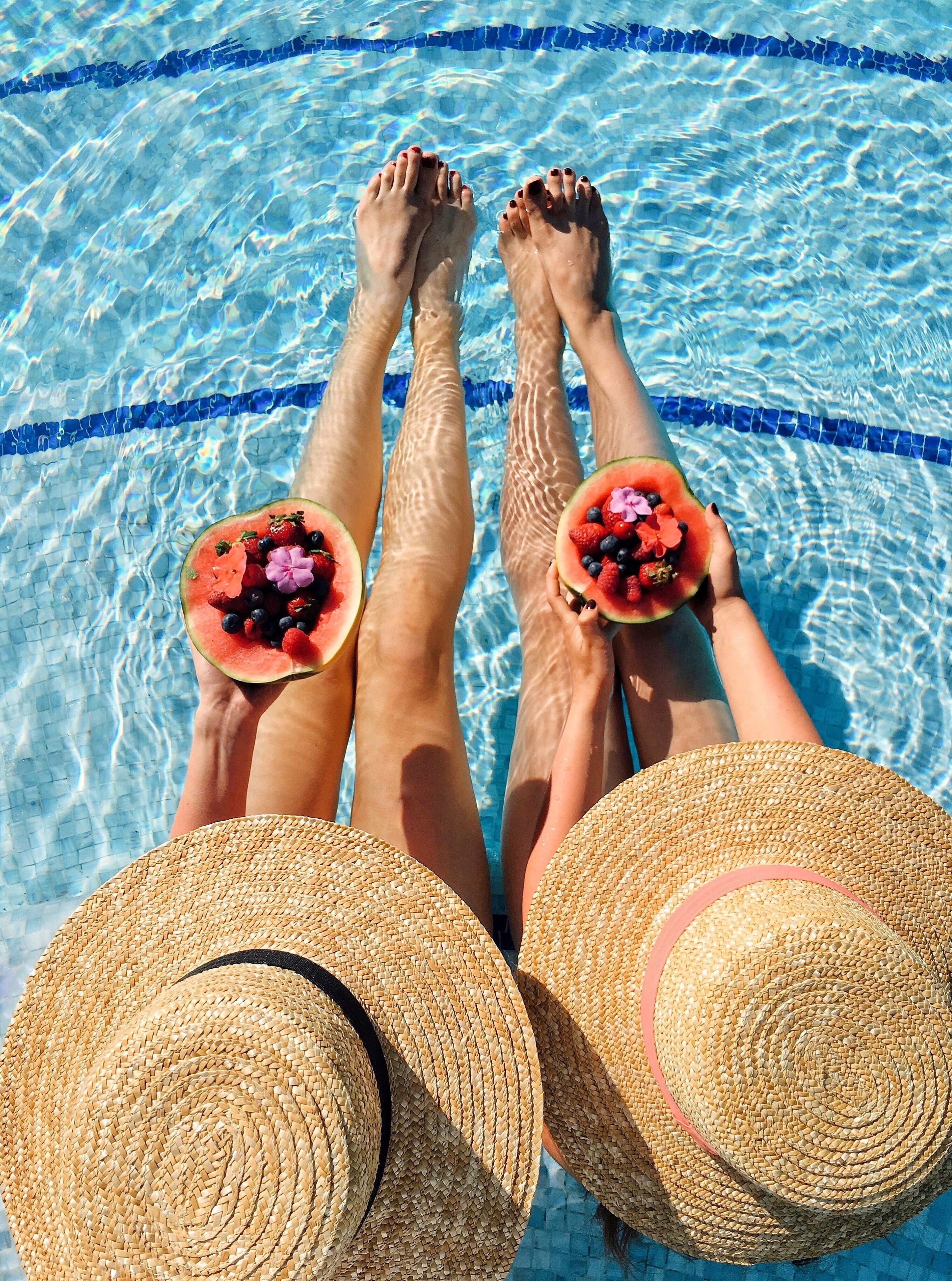 Une piscine à l’eau d’un bleu limpide, bordée de carreaux bleus.