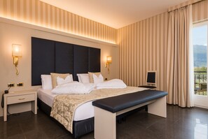 ห้องดีลักซ์สวีท, เตียงคิงไซส์ 1 เตียง | ผ้าปูที่นอน Frette จากอิตาลี, เครื่องนอนระดับพรีเมียม, ผ้านวมขนเป็ด