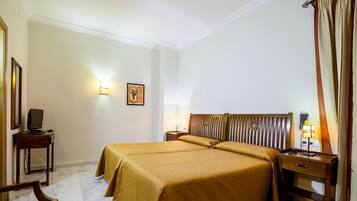 Een kluis op de kamer, een bureau, geluiddichte muren, gratis babybedden