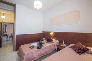 Een minibar, een kluis op de kamer, een bureau, geluiddichte muren