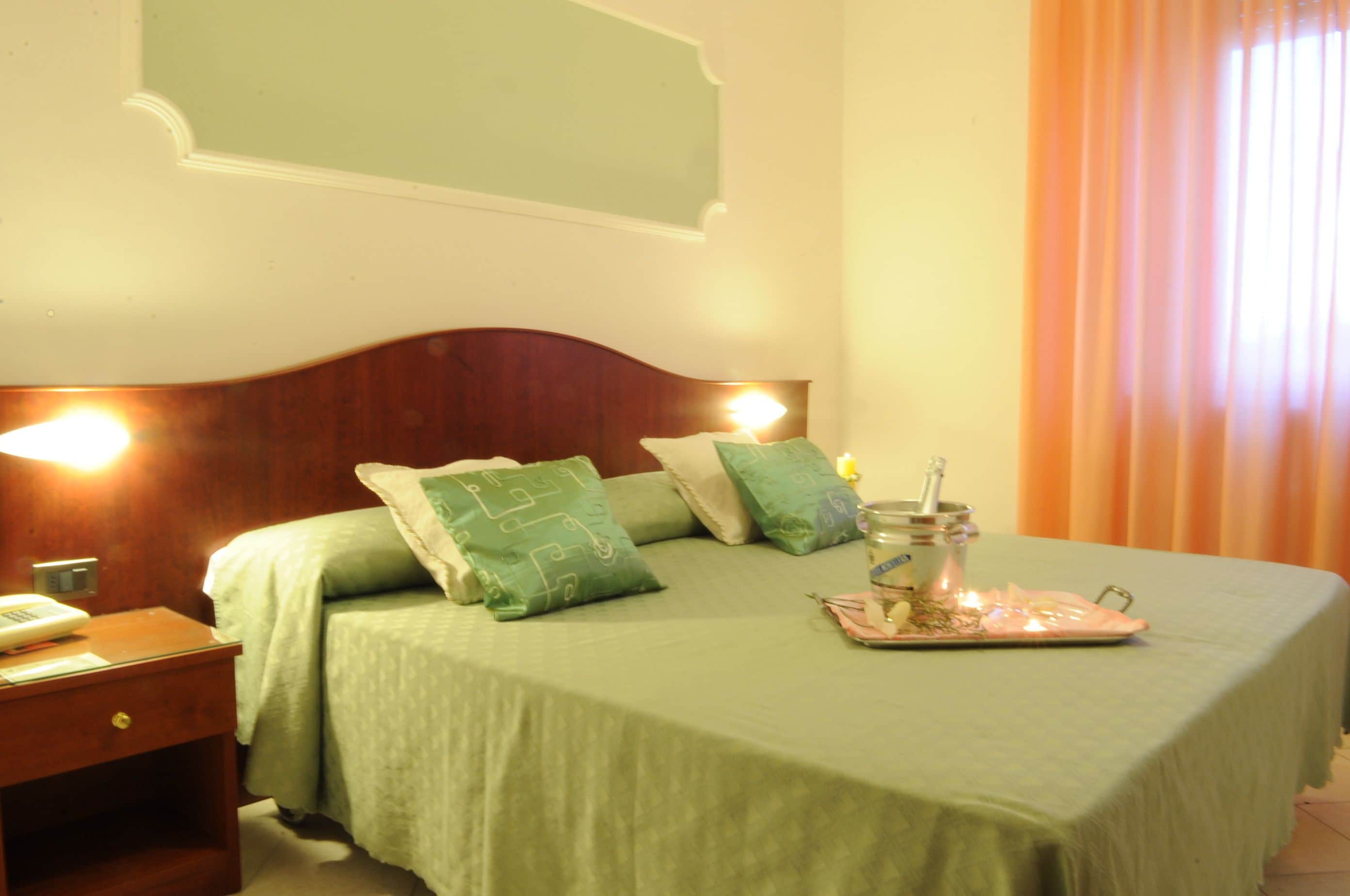 Minibar, caja de seguridad en la habitación y escritorio 