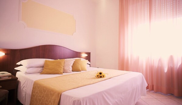 Een minibar, een kluis op de kamer, een bureau, geluiddichte muren