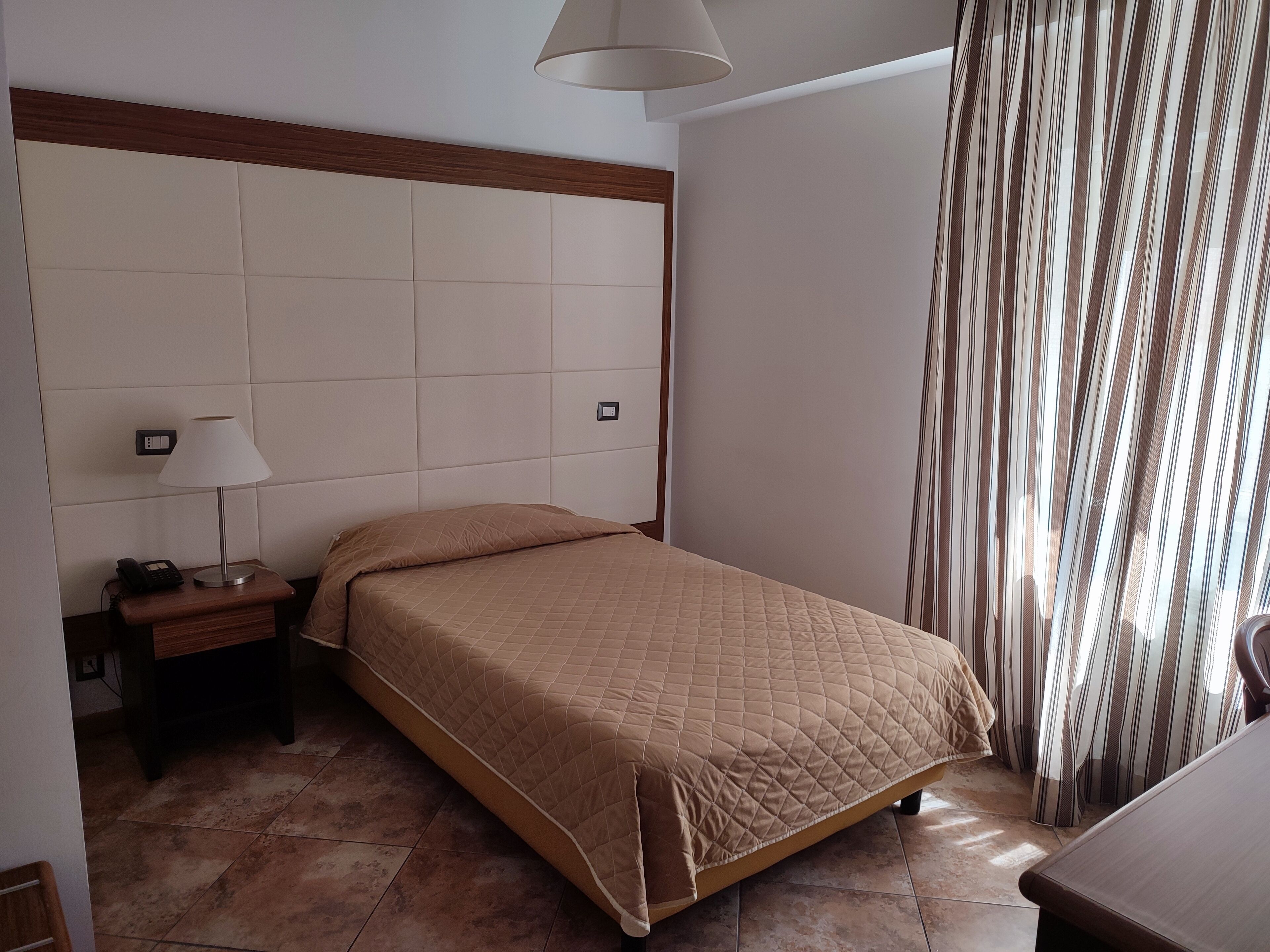 standard single room | minibar, in-room safe, desk, free wifi