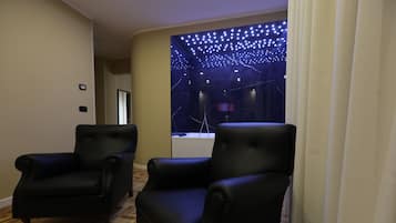 Comfort Suite | Living area | TV