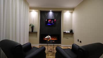 Comfort Suite | Living area | TV
