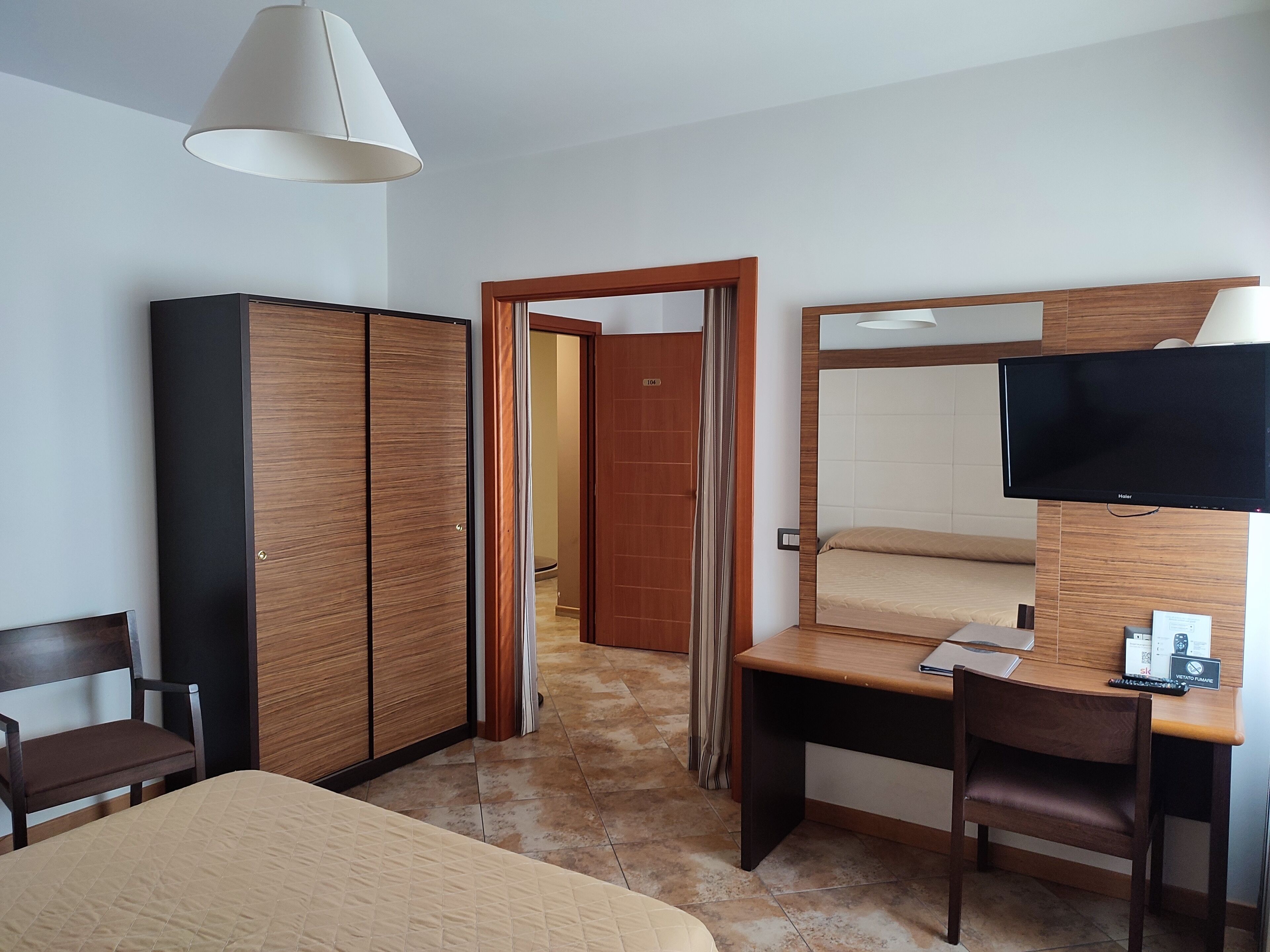 junior suite | minibar, in-room safe, desk, free wifi