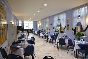 Desayuno buffet (EUR 5 por persona)