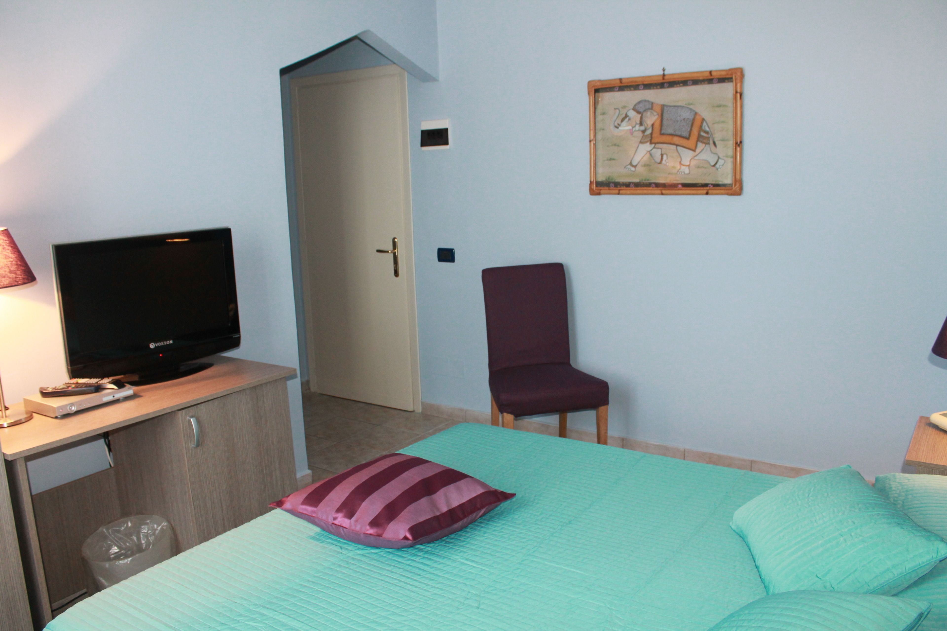 in-room safe, desk, free wifi, wheelchair access