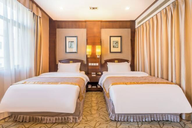 Caja fuerte, escritorio, cortinas opacas y tabla de planchar con plancha