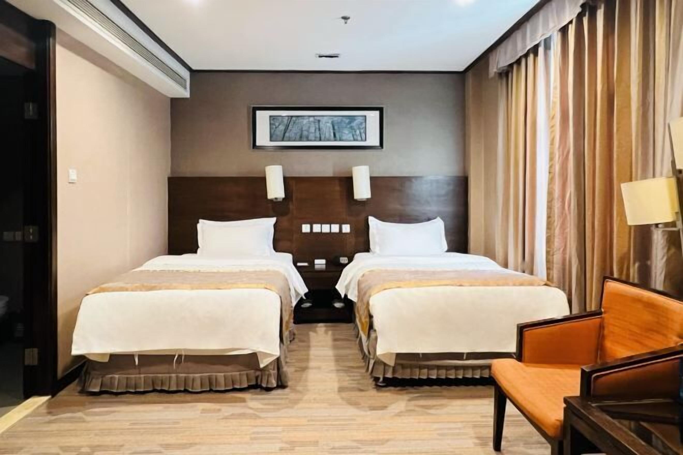 客房內保險箱、書桌、遮光布/窗簾、熨斗/熨衣板