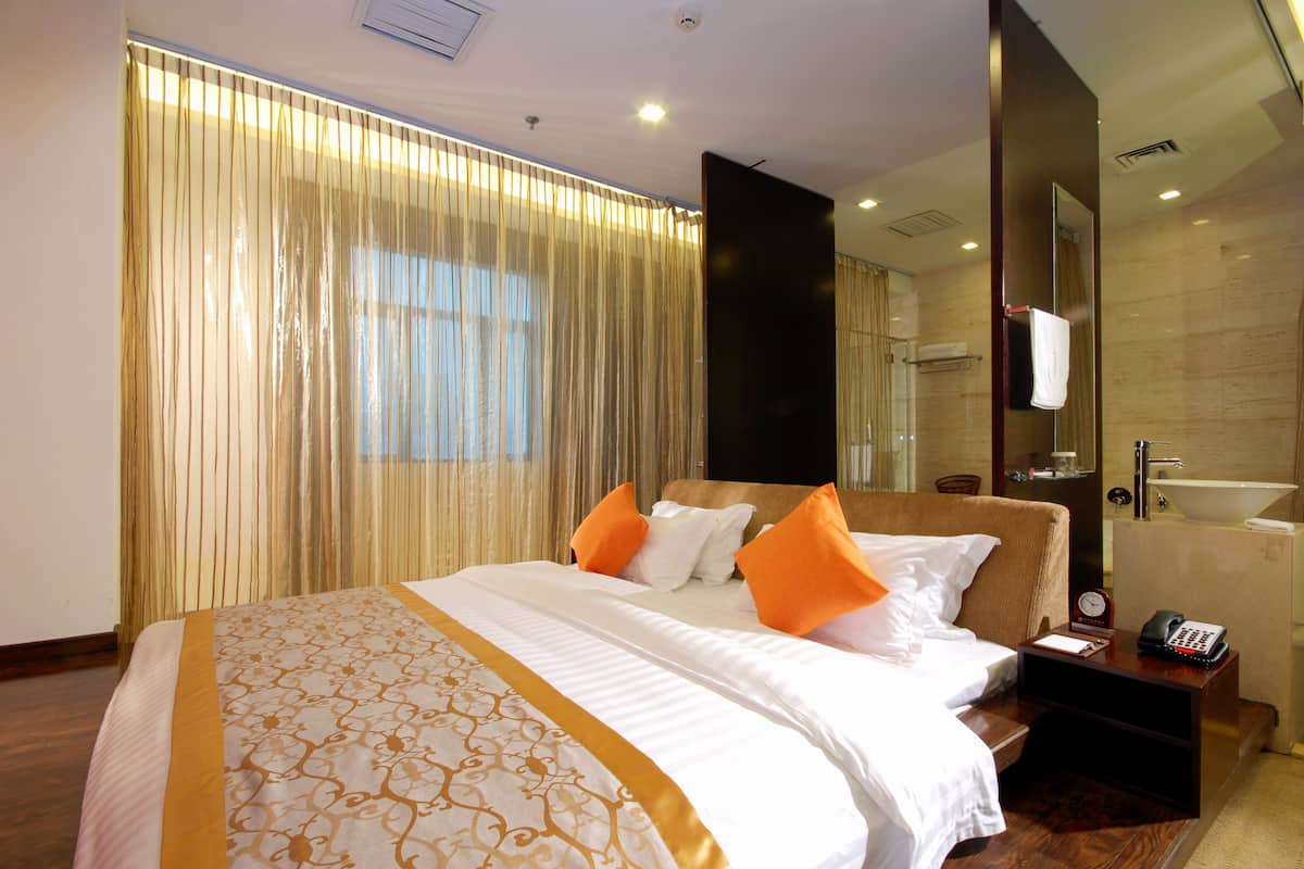 Suite Deluxe, 1 cama de matrimonio grande | Caja fuerte, escritorio, cortinas opacas y tabla de planchar con plancha