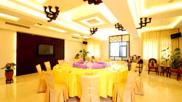 Hi ha 2 restaurants i s'hi serveixen esmorzars; plats de cuina xinesa