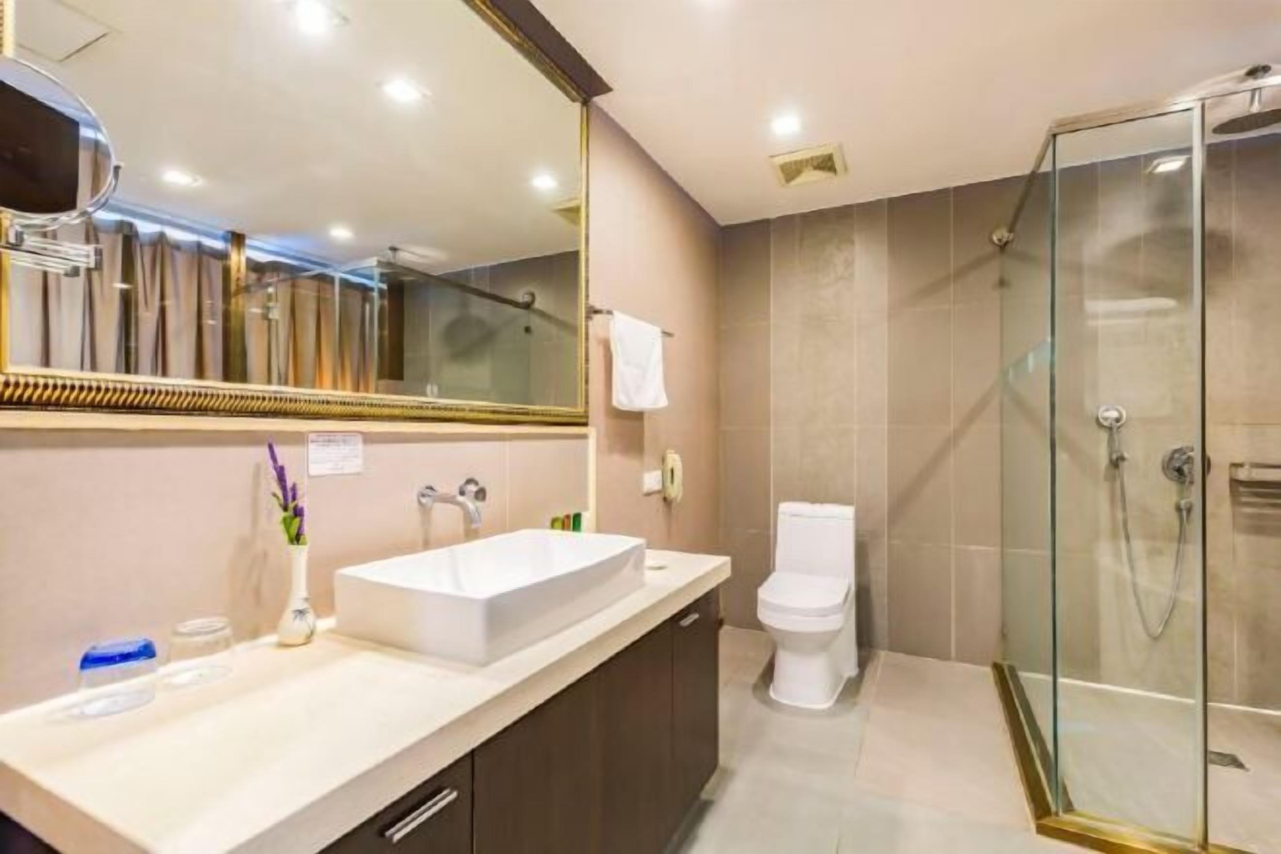 Ducha, artículos de tocador gratuitos, secador de pelo, batas