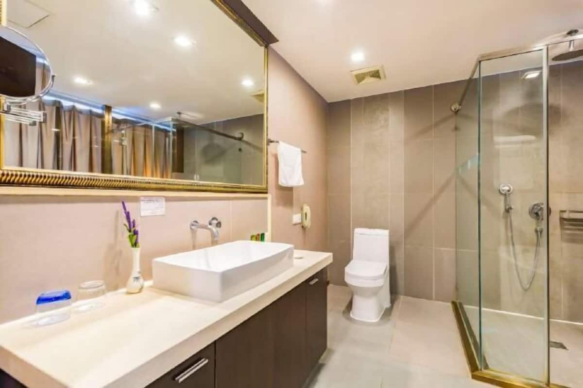 Ducha, artículos de tocador gratuitos, secador de pelo, batas