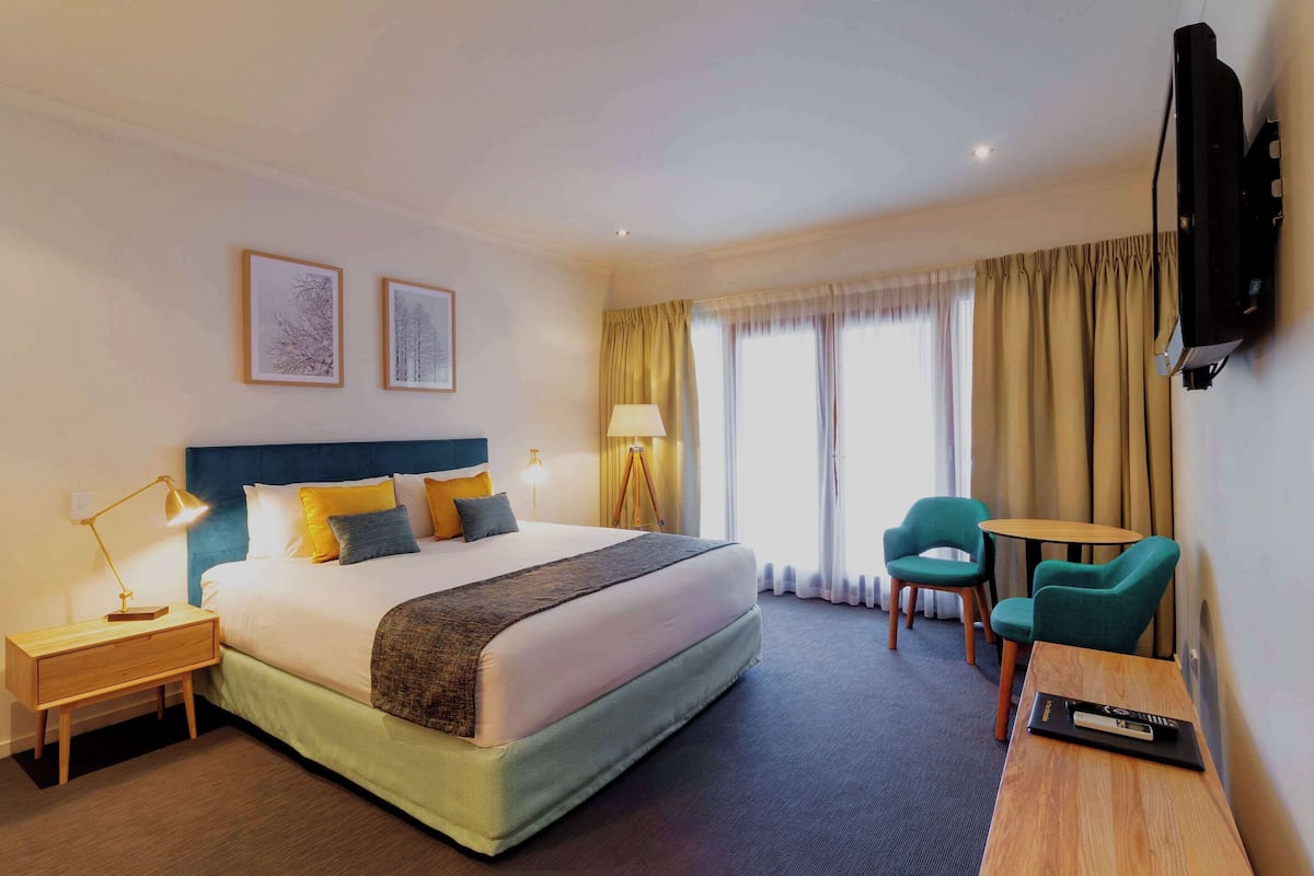 Ropa de cama de alta calidad, colchones con pillow-top y minibar