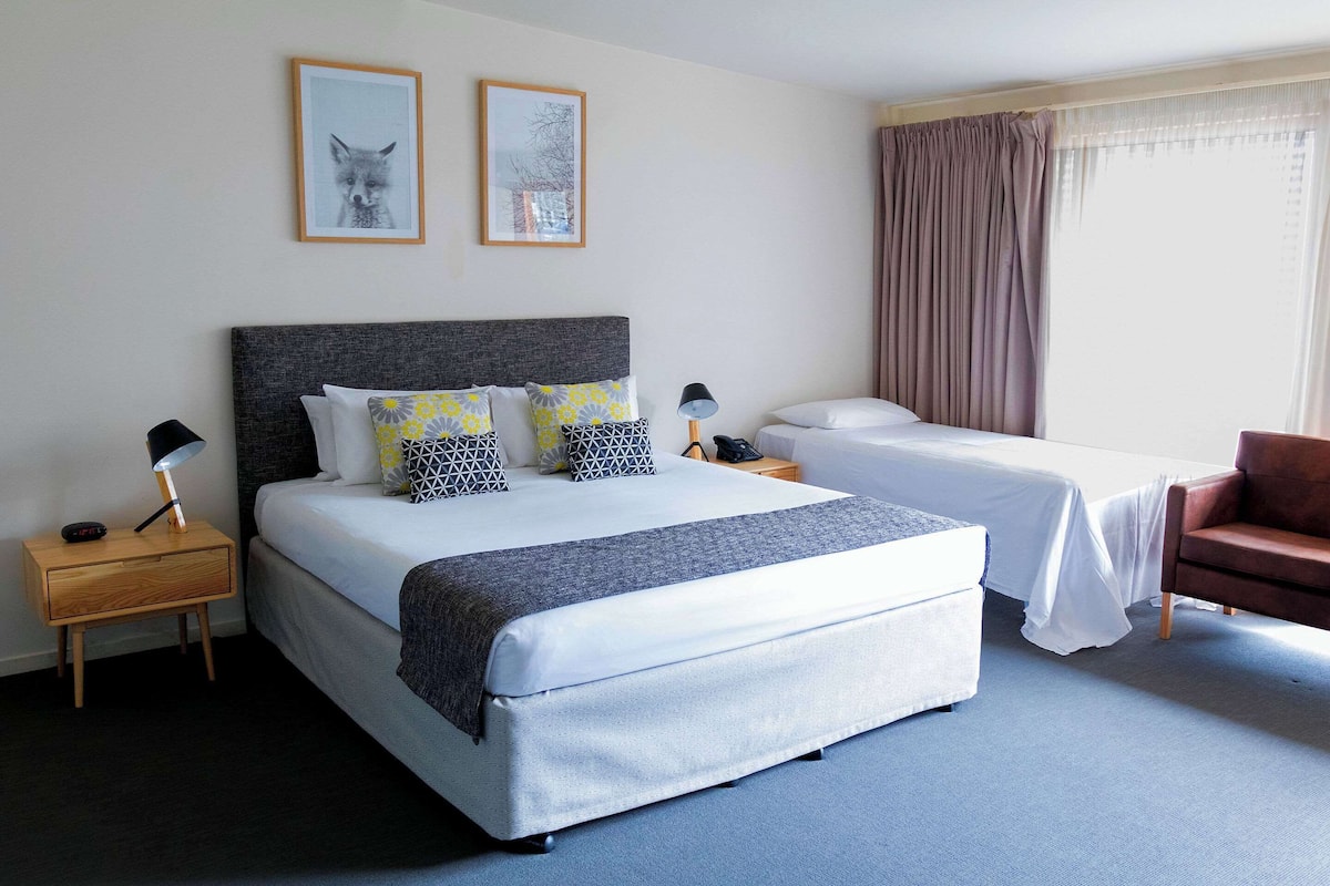 Ropa de cama de alta calidad, colchones con pillow-top y minibar