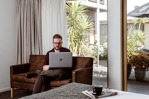 Literie de qualité supérieure, surmatelas, minibar, bureau