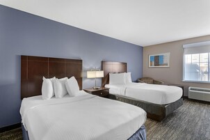 高档床上用品、办公桌、笔记本电脑工作区、遮光窗帘