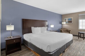 Premium bedding, desk, laptop workspace, blackout drapes - Best Western Natchitoches Inn (Natchitoches)