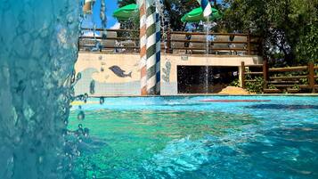 Una piscina techada, 3 piscinas al aire libre, sombrillas