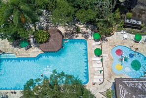 Piscine couverte, 3 piscines extérieures, parasols de plage