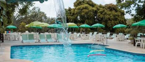 Una piscina techada, 3 piscinas al aire libre, sombrillas