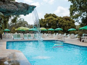 Piscine couverte, 3 piscines extérieures, parasols de plage