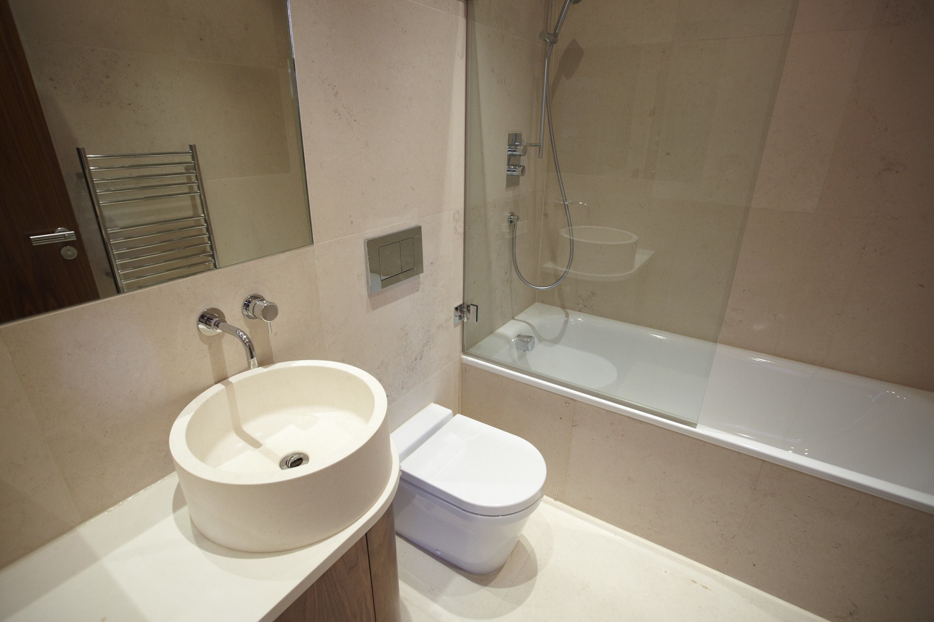 Ein Badezimmer mit Waschbecken, Toilette und Dusche.