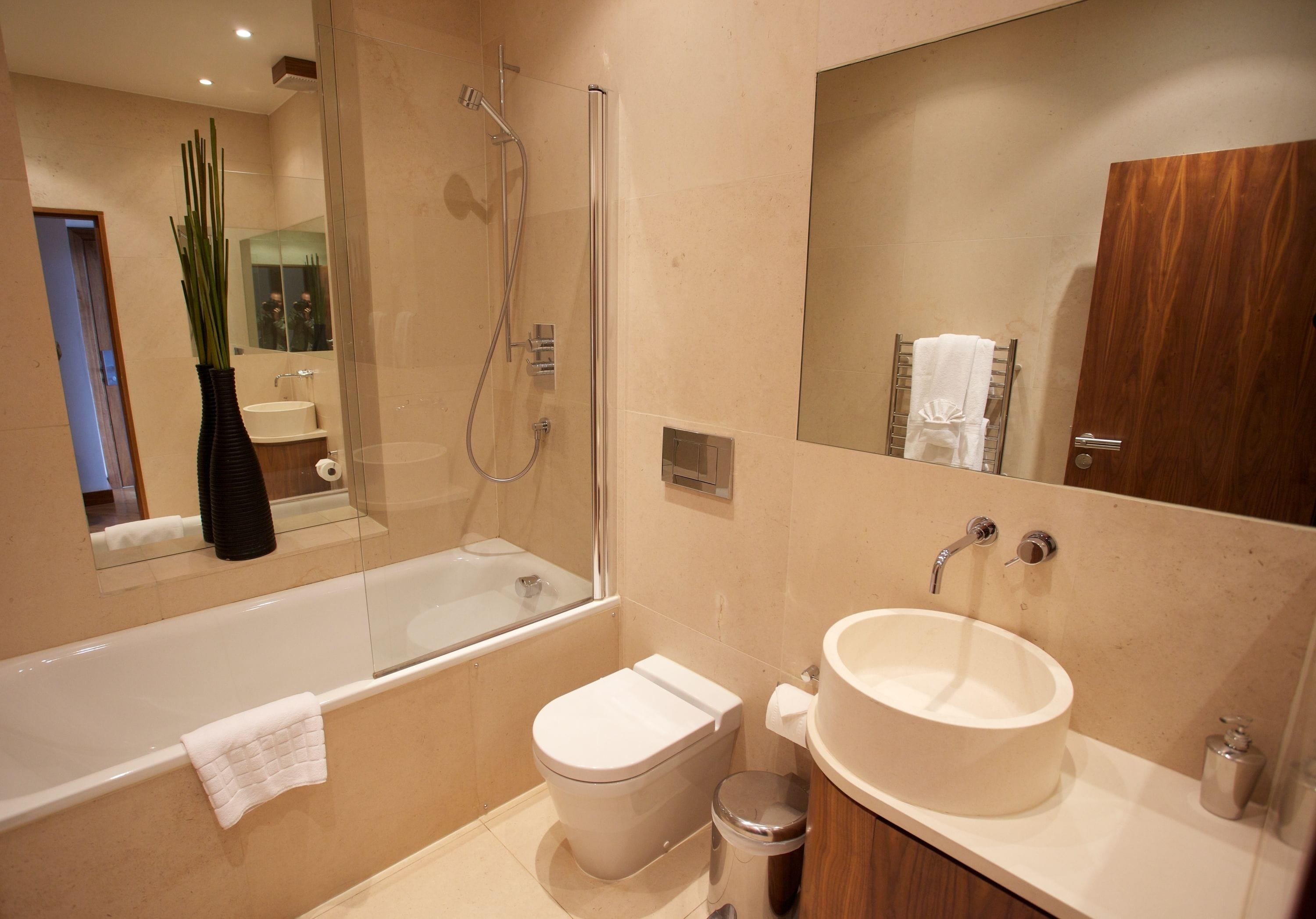 Un baño moderno con bañera, inodoro y lavabo.
