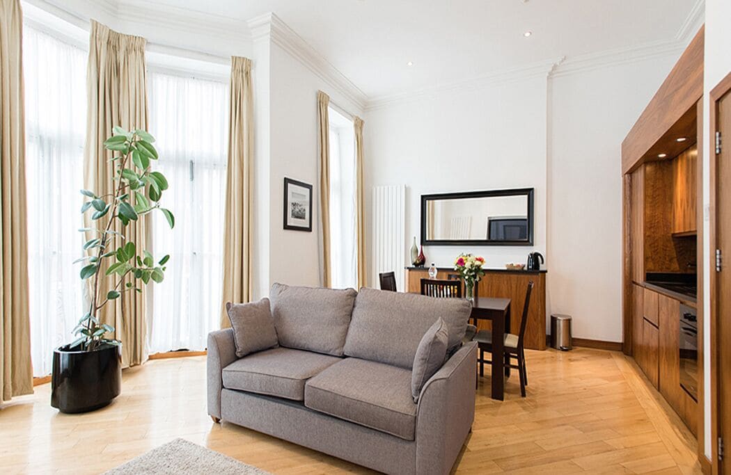 Suite Presidensial, balkon | Brankas, setrika/meja setrika, Wi-Fi gratis, dan seprai linen