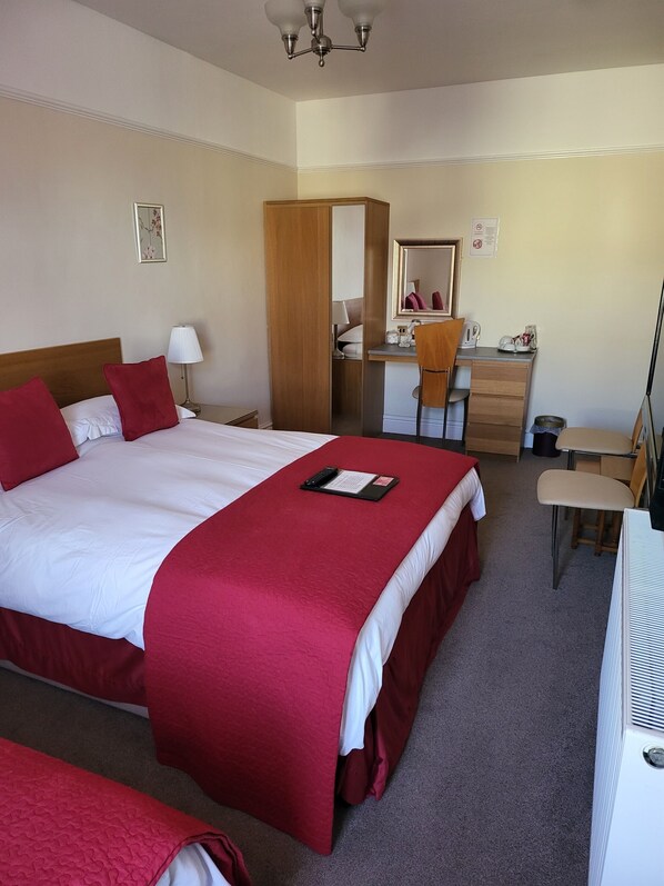Deluxe Triple Room, Ensuite | 1 bedroom - Rossdene House (Blackpool)